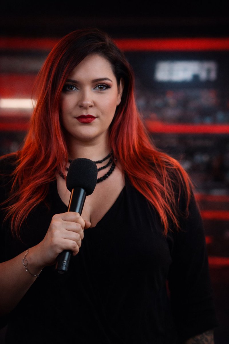 Comecei narrando games.
Quando quase ninguém levava a sério.
Quando ser mulher na narração ainda soava como exceção, e não como caminho.
Alí aprendi tudo:
ritmo, improviso, leitura rápida, emoção sem roteiro.

Mas crescer também é se desafiar.
E chegou o momento de sair da zona