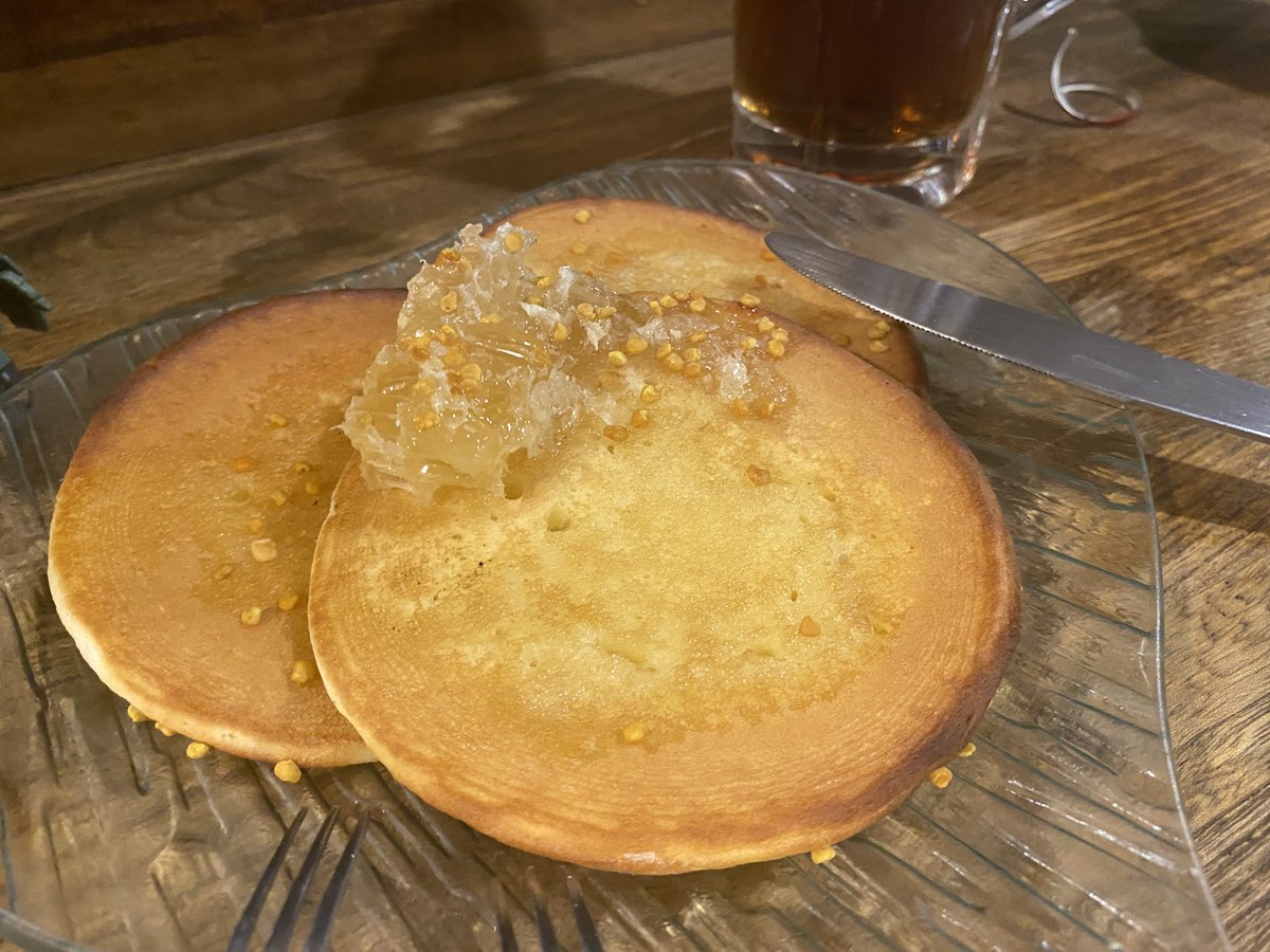 はちみつパンケーキに添えられたアーモンドかと思いきや蜂が集めた花粉