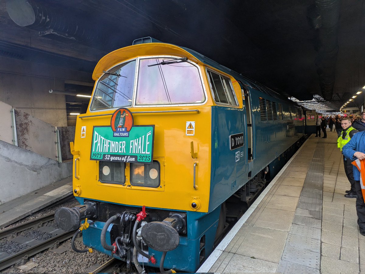 SteelCityDog_'s tweet image. End of the Line:

Farewell @PathfinderTours, thanks for all the smiles. #Class52 'Western' D1015 "Western Champion", as D1001 "Western Pathfinder" on one side only, at Manchester Victoria. What a way to end off 52 years!