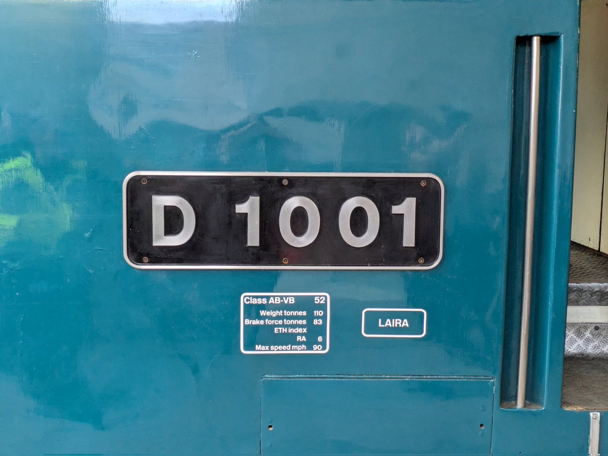 SteelCityDog_'s tweet image. End of the Line:

Farewell @PathfinderTours, thanks for all the smiles. #Class52 'Western' D1015 "Western Champion", as D1001 "Western Pathfinder" on one side only, at Manchester Victoria. What a way to end off 52 years!