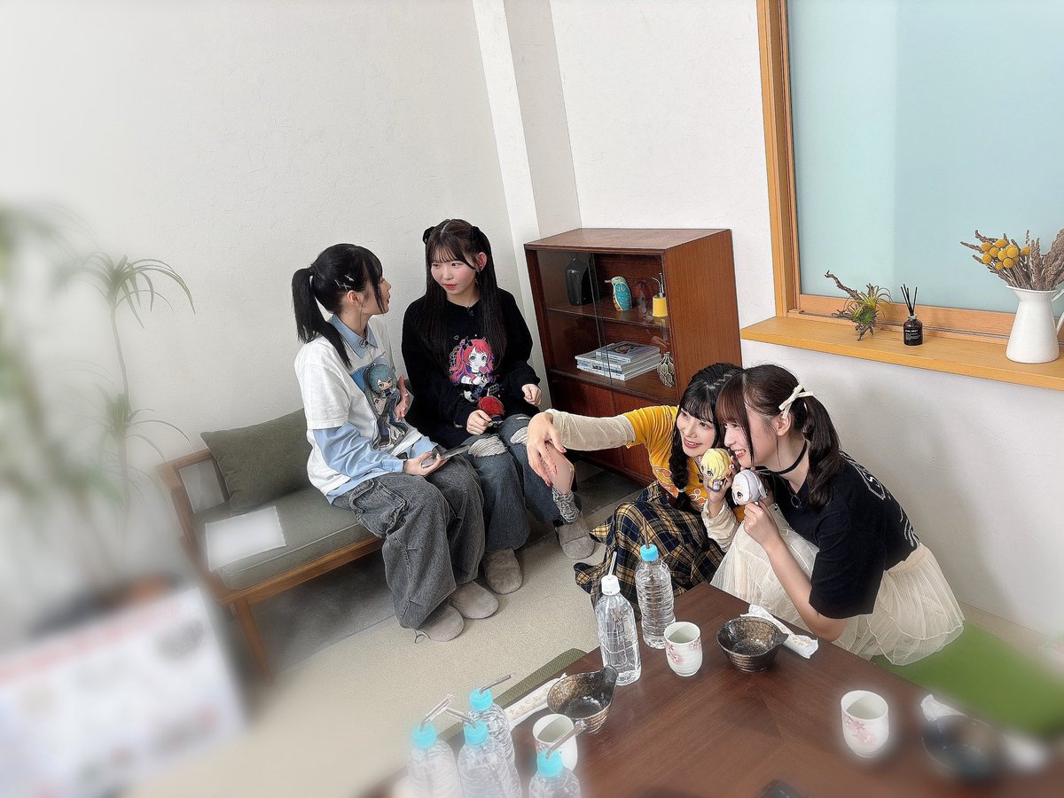 miya_minato1216's tweet image. 各々学マス関連のグッズとちびぐるみを身に付けて収録に臨んでました。かわいいね🥰
休憩中のふとした瞬間もアイドルのみんなとシンクロして見えるのが好きです。

みんなとの写真も！！まずはあーりん＆いわちゃん🤍🩵

 #学マス年末3時間SP