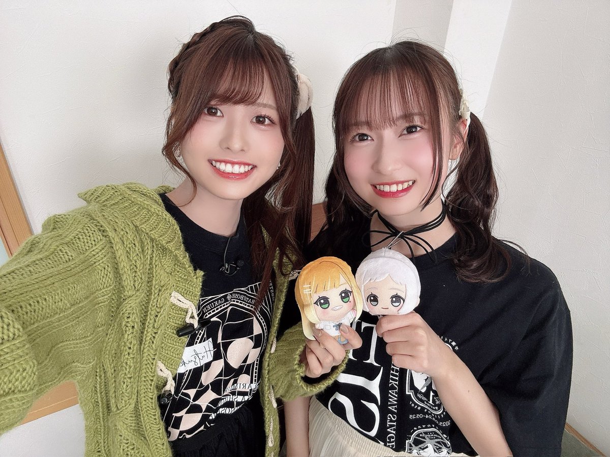 miya_minato1216's tweet image. 各々学マス関連のグッズとちびぐるみを身に付けて収録に臨んでました。かわいいね🥰
休憩中のふとした瞬間もアイドルのみんなとシンクロして見えるのが好きです。

みんなとの写真も！！まずはあーりん＆いわちゃん🤍🩵

 #学マス年末3時間SP