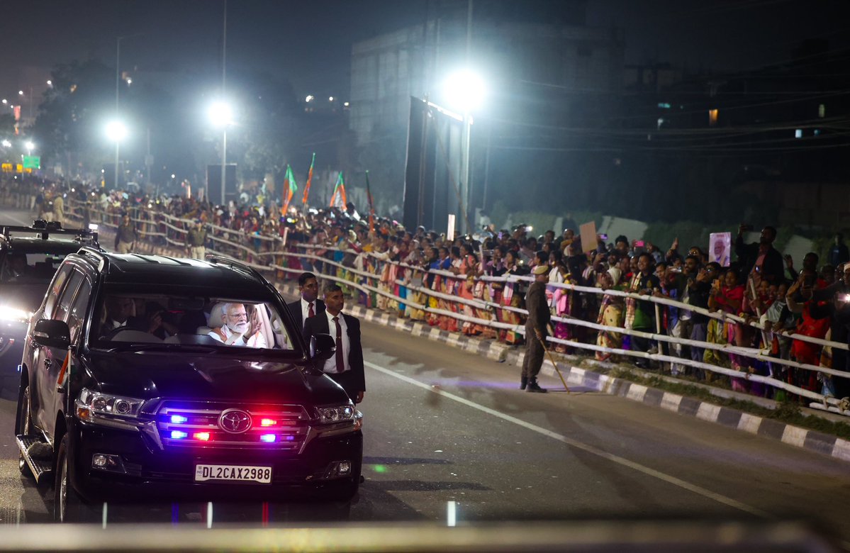 माननीय प्रधानमंत्री <a href="/narendramodi/">Narendra Modi</a> जी का गुवाहाटी, असम में भव्य स्वागत किया गया। जनता का उत्साह प्रधानमंत्री और राज्य के लोगों के बीच गहरे जुड़ाव को दर्शाता है।

#PMModiInAssam