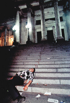 En su memoria, resumo mi homenaje a todos los muertos y heridos d la masacre d diciembre de 2001. Hace algunos años escribí la historia del hombre cuya foto desangrándose en las escalinatas del Congreso recorrió el mundo x aquellas horas, Demetrio Cárdenas pagina12.com.ar/diario/elpais/…