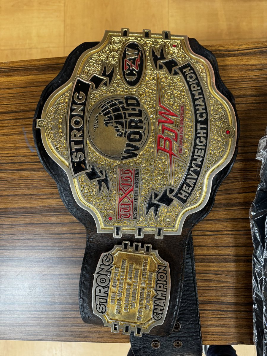 rodemugasuki's tweet image. もう…普通に観たいだけ😭座席から、わぁーわぁー言いたいだけ。
(｡･ω･)ﾉﾞ 画像は、大門寺選手の売店の机の上にあった✨ベルト✨😳
歴史を感じる…いいベルトだ‼️👍
#大門寺崇 #LANDS'END