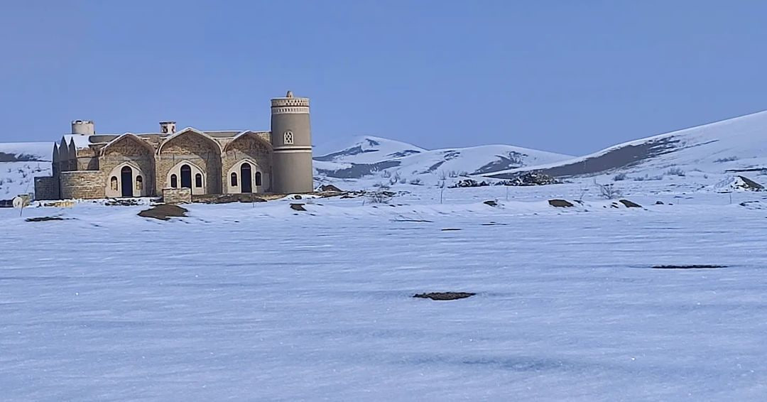 خواجه می‌گوید!

پس از سالی خشک، هنگامی که برف در آستانۀ یلدا، کویر مرکزی ایران را سفیدپوش می‌کند، ندایی از اعماق دل آدمی برمی‌خیزد که جهان هرگز از امید تهی نخواهد شد.
پیش‌دستانه دیوان خواجۀ شیراز را به مناسبت فرارسیدن شب یلدا گشودم. گفته بود:
زهی خجسته زمانی که یار بازآید
به کامِ