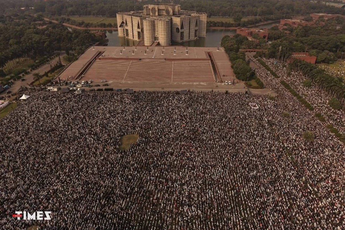 TofailMonbinhq's tweet photo. Millions Attend the Funeral Prayer of Martyr Sharif Osman Hadi
#martyr
#osmanhadi #Janaza https://t.co/V7kjW07jfd