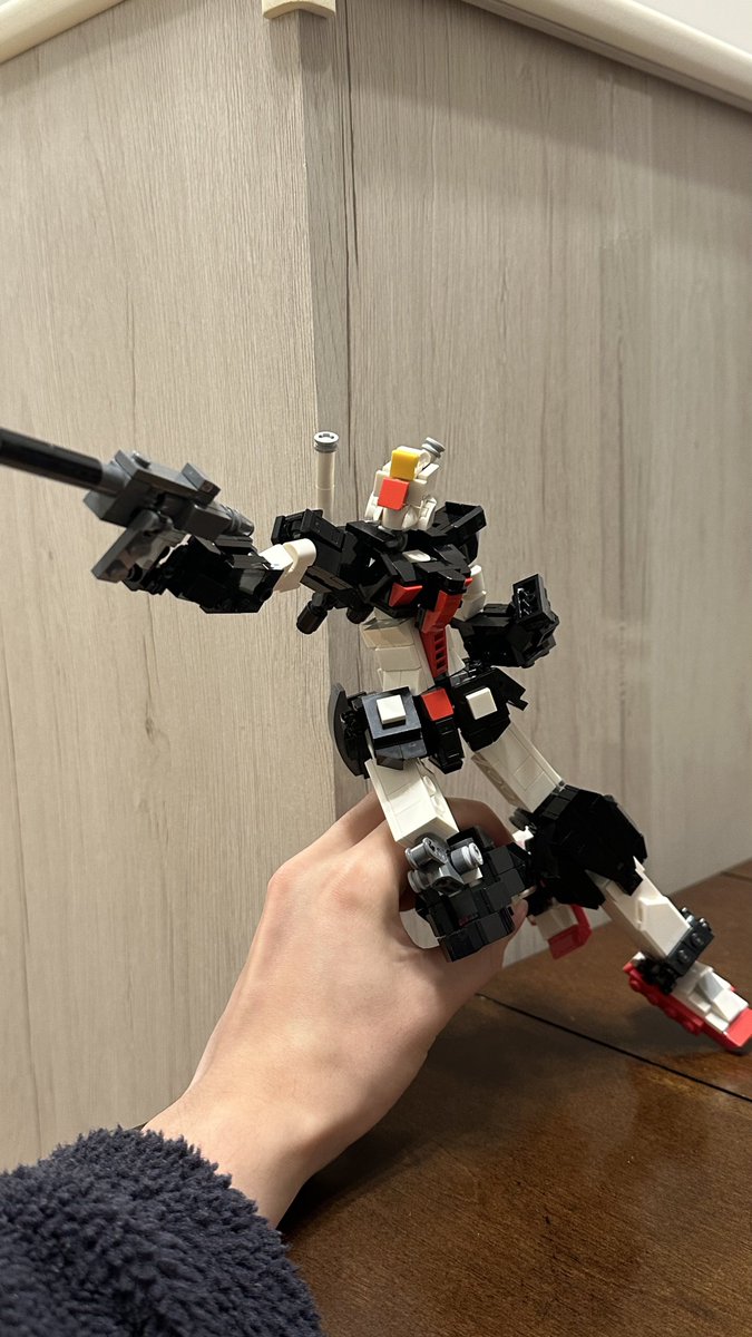 パーツ節約ビルド

スペシャルクリエイティブモデルを参考に、レゴでプロトタイプガンダムを作りました。

流石に細すぎるとは思うけどこれはこれでかっこいい。ブーメランのパーツは持ってないのでブレードアンテナは無しで