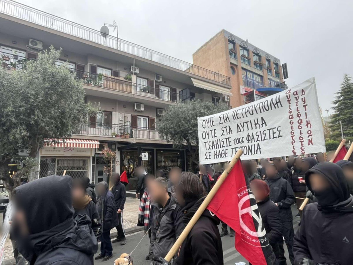 [Αθήνα] Από την σημερινή αντιφασιστική συγκέντρωση &amp; πορεία στην Πετρούπολη. Κατά τη διάρκεια της πορείας αστυνομικές δυνάμεις ακολουθούσαν στο πίσω μέρος της. Ενώ η πορεία πέρασε απο το 1ο ΕΠΑΛ της περιοχής

Ούτε σπιθαμή γης στους φασίστες

#antireport #laf_portal