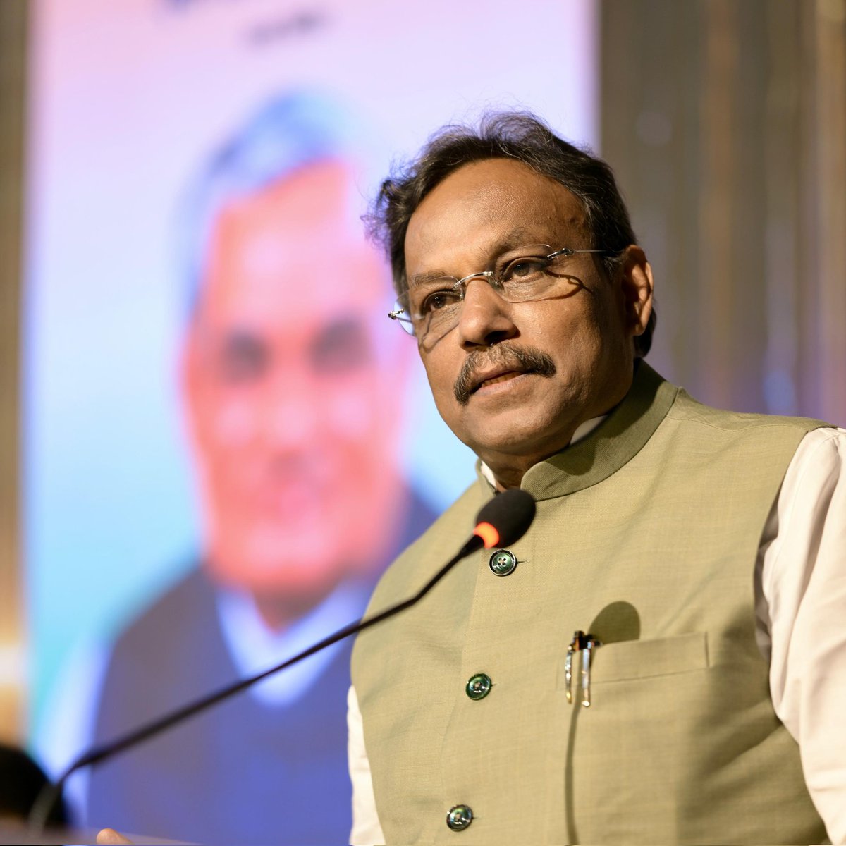 TawdeVinod's tweet image. साहित्य का एक अस्थाई परंतु यादगार पता है पुणे पुस्तक महोत्सव!

इस महोत्सव में मेधा किरीट जी द्वारा लिखित 'अटलजी एक व्रतस्थ याज्ञिक' पुस्तक का आज विमोचन हुआ।
अटल जी के दिखाए पथ पर हम सभी निरंतर कार्य करते रहें, तो राष्ट्र का उत्थान और विकास का मार्ग अवश्य ही प्राप्त होगा।

यह बुक…