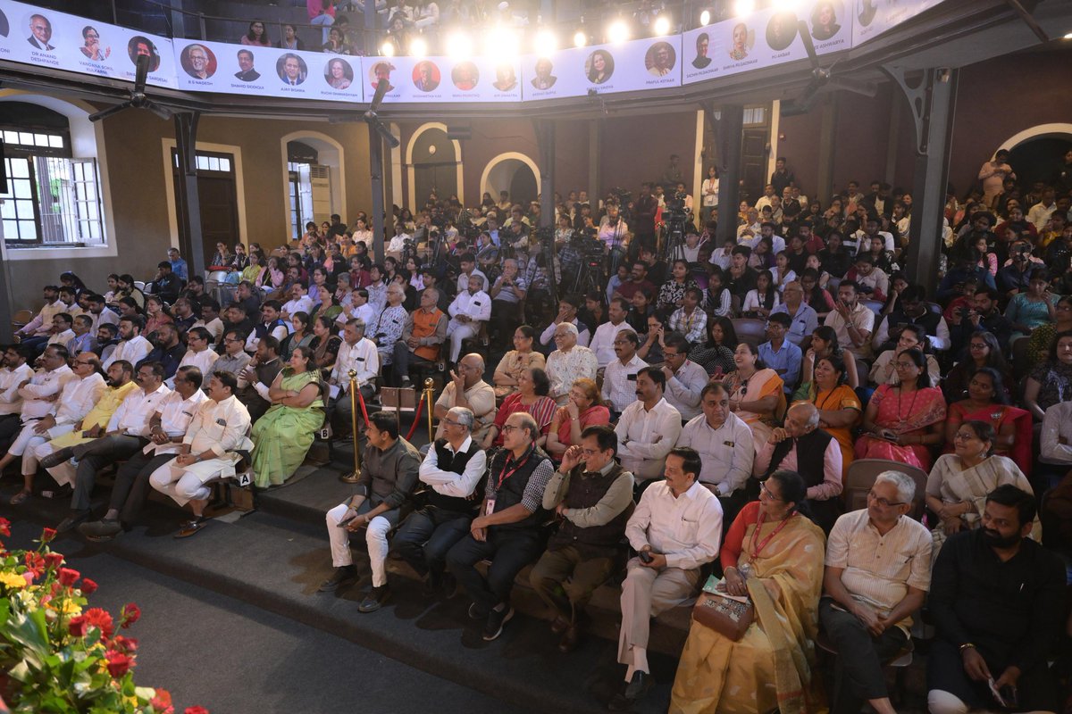 TawdeVinod's tweet image. साहित्य का एक अस्थाई परंतु यादगार पता है पुणे पुस्तक महोत्सव!

इस महोत्सव में मेधा किरीट जी द्वारा लिखित 'अटलजी एक व्रतस्थ याज्ञिक' पुस्तक का आज विमोचन हुआ।
अटल जी के दिखाए पथ पर हम सभी निरंतर कार्य करते रहें, तो राष्ट्र का उत्थान और विकास का मार्ग अवश्य ही प्राप्त होगा।

यह बुक…