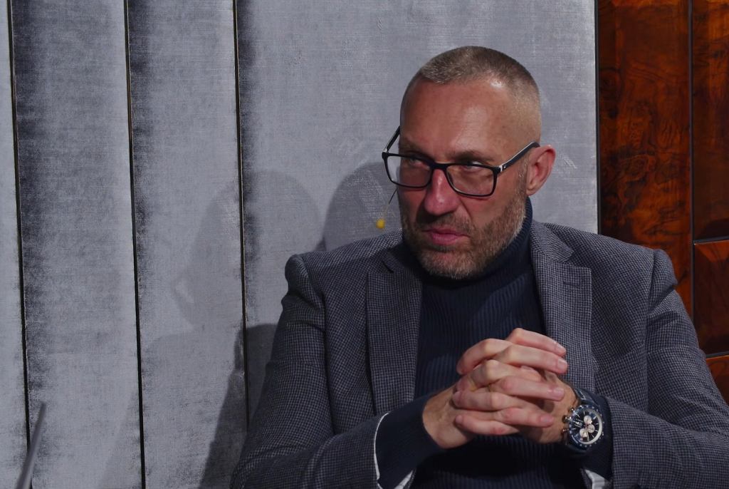 To, co działo się teraz, gdy Marek Papszun zmieniał Raków na Legię, widzieliśmy już, gdy przechodził z Białołęki do Targówka. Albo z Łomianek do Legionovii. Albo, gdy odchodził ze Świtu. To reportaż o tym, jak łapał każdą szansę. O tym, jak wciąż szukał sufitu, który wisi wyżej.