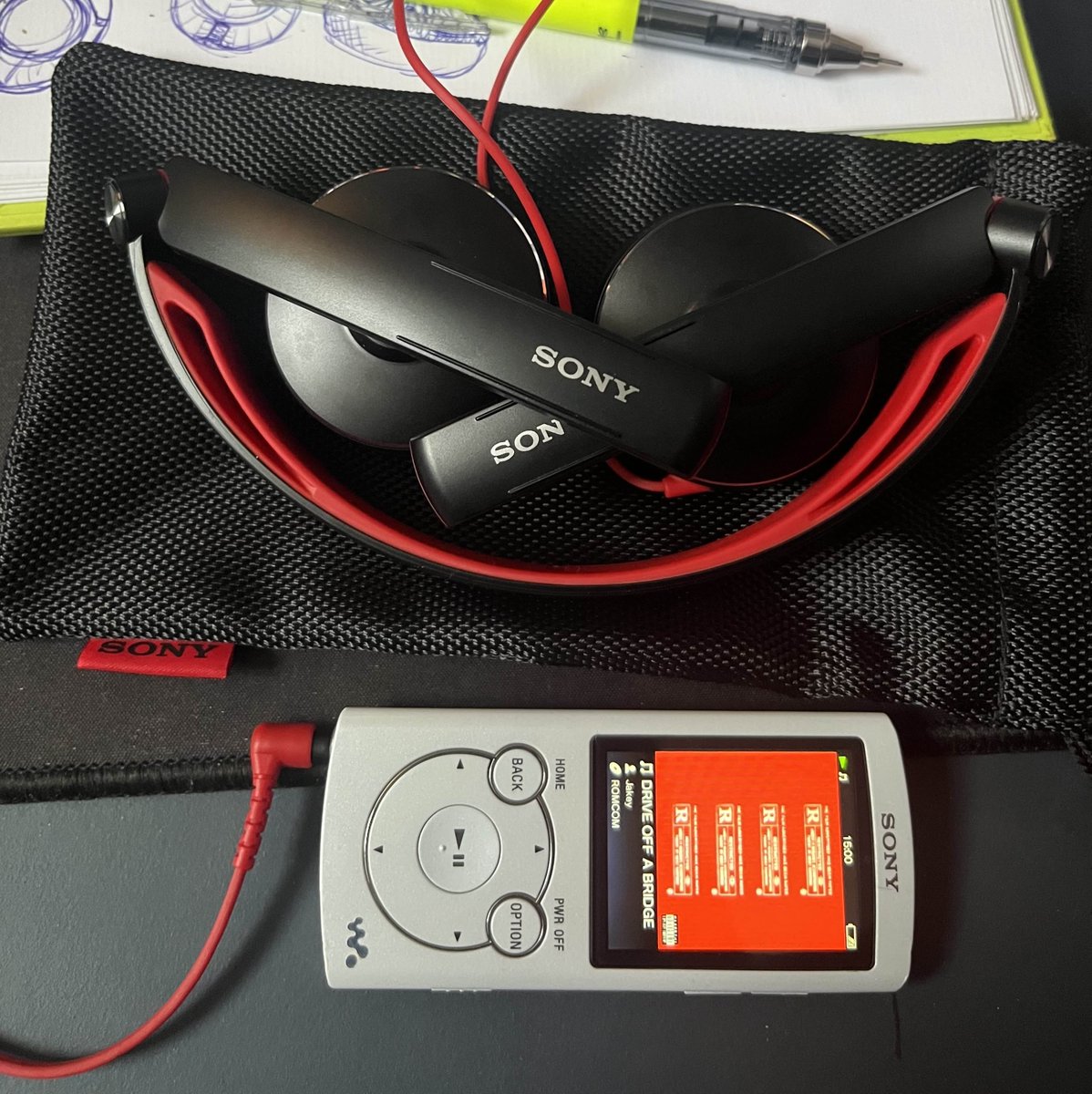 naebowski's tweet photo. Sony MDR-S70AP
I love Sonys weird foldables. It even came with a pouch! https://t.co/RJR2AJ6iW9