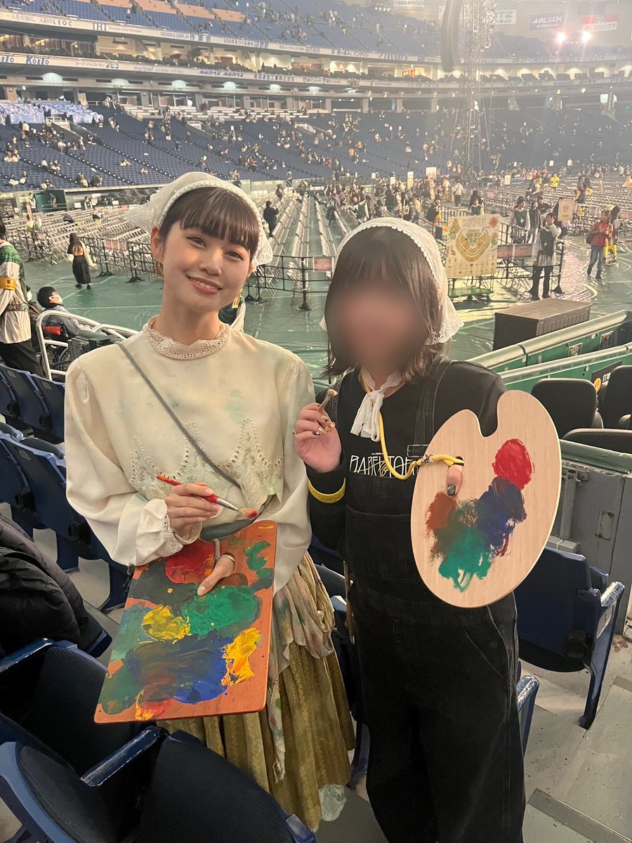 razz108hw's tweet photo. BABELは2回とも画家で画家さんにご縁があるようなので今回は画家コーデで行きました🎨
念願の画家さんとお写真撮れて嬉しいです🥹💖
めちゃ顔小さくて可愛いお優しい方でした🥰
#BAVELnoTOH https://t.co/DWnr4naGXw