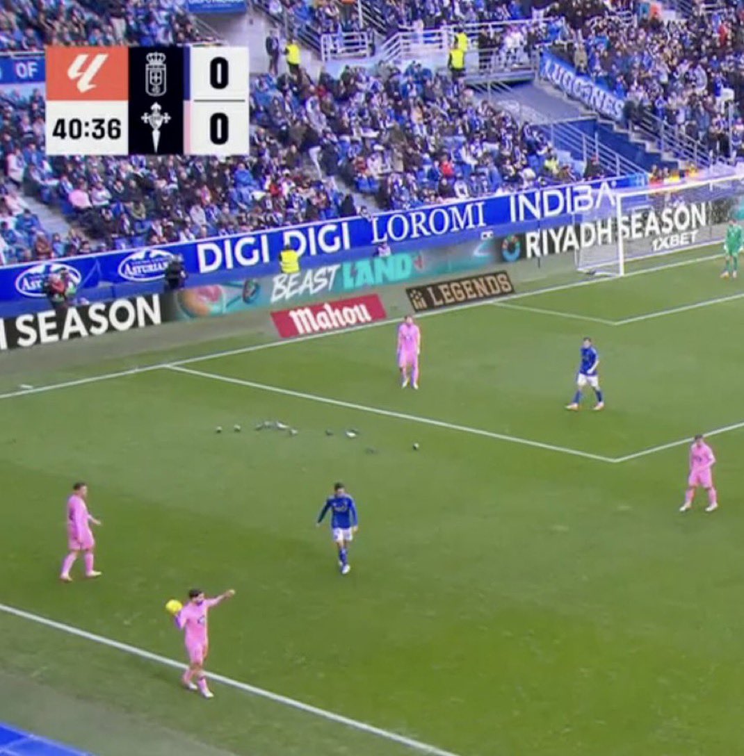 Nuevo e innovador sistema del Real Oviedo. 2 jugadores acompañados de 9 palomas moviendose con libertad por el carril del 10