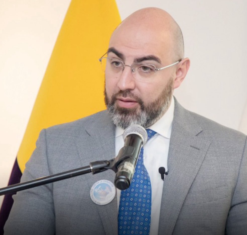Galoecuador's tweet photo. Mario Godoy y Diana Jácome: dos títeres siniestros. La muestra perfecta de todo lo que Ecuador NO necesita.
 Yo sabía que más temprano que tarde @MarioGodoyEc, presidente de @CJudicaturaEc, iba a quedar expuesto por lo que es: un defensor de narcos. La sorpresa fue que su esposa lo acompañe en este oficio infame, mientras el país se desangra por culpa del crimen organizado.
 Mientras los ecuatorianos queremos delincuentes presos, el matrimonio que representa el control jurídico del país los defiende y los quiere libres. Y lo más grave: @DanielNoboaOk guarda silencio. Para la @CorteConstEcu hubo marchas, vallas y ataques; para Godoy, comodidad y seguramente impunidad.
 En este panorama aparece @dianajacome de @BancadaADN, conspirando en vivo para impedir que se presenten pruebas contra ministros negligentes que estafaron al país en plena crisis energética. El micrófono falló, pero la orden fue clara: “No, no le compartas”.
 Eso tiene un nombre: encubrimiento. Sin vergüenza, sin control y de frente al país. En una democracia funcional, Jácome debería ser sancionada por obstruir una investigación y a la justicia.
 Godoy y Jácome representan lo mismo: impunidad, manipulación y desprecio por la ciudadanía. Si Godoy cae, pondrán a otro igual, porque su ascenso fue planificado y las viudas necesitarán reemplazo. 

La justicia y la Asamblea están con los malos; la gente decente, abandonada a su suerte.