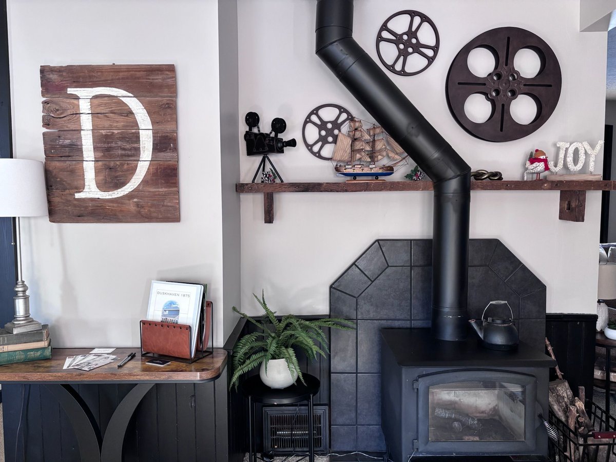 TurnHospitality's tweet image. The WiFi question never dies. Even when the welcome guide is framed, centered, and glowing like it has stage lighting.

A good guide works like a quiet co-host. What do you make sure guests see first?

#GuestExperience #HostCommunity #STRTips #CantonOhio #AkronHosts