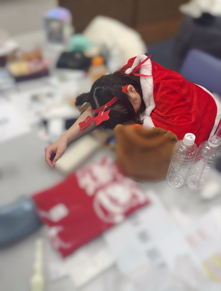 konomi_inagaki's tweet photo. ささはおサンタクロース会社からみんなへ感謝をこめたプレゼント(+スポンジ)いかがでしたか〜！
みんないつも本当にありがとうねっ☺️✨️

おまけ
なぜか散らかってしまう控え室で寝るささンタ
#ささはお https://t.co/Go4ynK3xJX