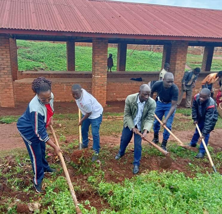 CommuneMus81941's tweet photo. #Burundi, muntumbero yo gutunganya Aho tubaye Musitanteri wa Musongati @burungaProvince n'abahanuzi biwe, abarongoye ibisata bitandukanye n'inzego z'igipolisi bifadikanije n'abadandaza bo kw'isoko ya Musongati mu bikorwa vy'isuku n'isukura vyo Ku wa 20/12/2025 @MininterInfosBi https://t.co/UIe6wKeH1v