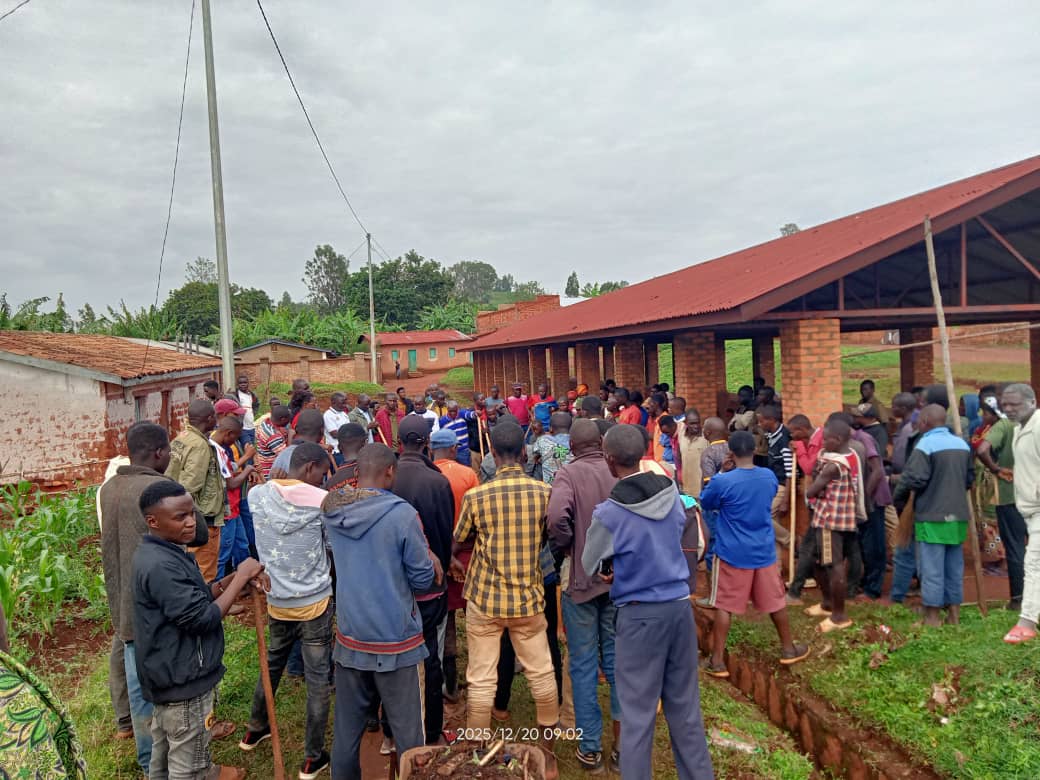 CommuneMus81941's tweet photo. #Burundi, muntumbero yo gutunganya Aho tubaye Musitanteri wa Musongati @burungaProvince n'abahanuzi biwe, abarongoye ibisata bitandukanye n'inzego z'igipolisi bifadikanije n'abadandaza bo kw'isoko ya Musongati mu bikorwa vy'isuku n'isukura vyo Ku wa 20/12/2025 @MininterInfosBi https://t.co/UIe6wKeH1v