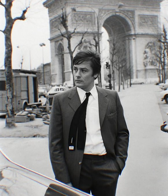 ThierryTout's tweet photo. PARIS EN 1970 🇫🇷
Alain Delon devant l'Arc de Triomphe.
"La classe", tout simplement.
Une autre époque, une autre France... https://t.co/9QjlCEv9DW