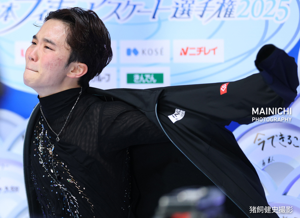 mainichiphoto's tweet image. 全日本フィギュアスケート選手権・男子フリーの演技をを終えて6位となった友野一希選手。キス・アンド・クライで悔しそうな表情で涙を流す姿がありました。
写真特集→mainichi.jp/graphs/2025122…