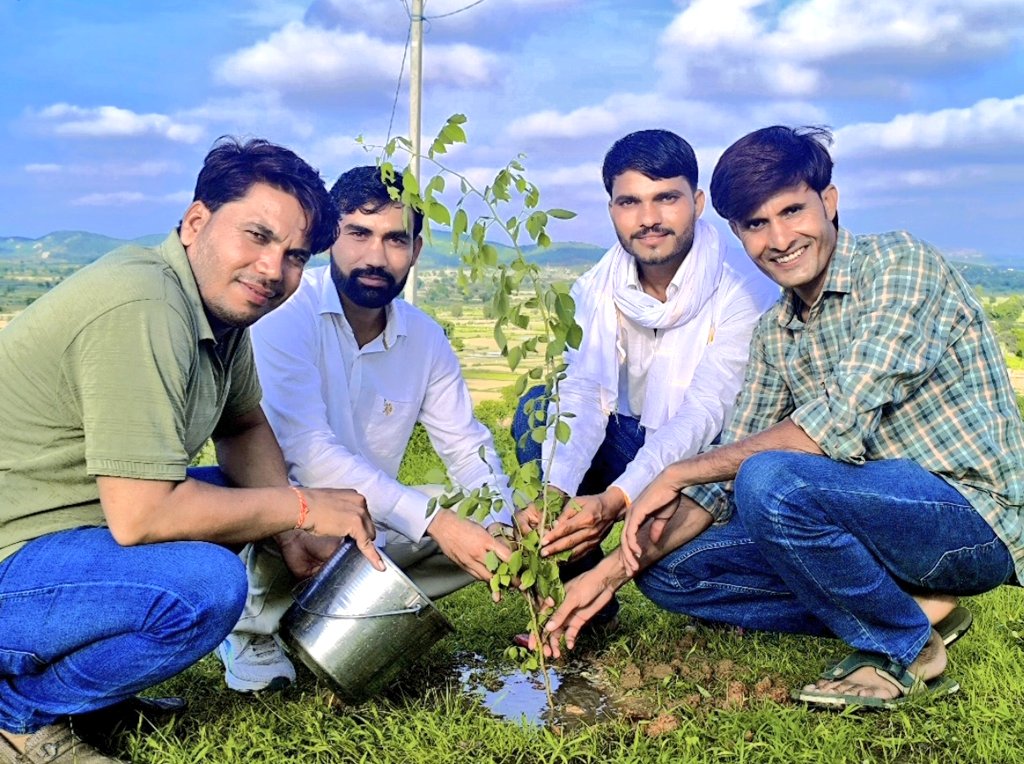 अरावली पर्वतमाला के सपोटरा क्षेत्र में मैंने पिछले 1 साल में 20,000 पौधों का वृक्षारोपण किया है। मुझे अच्छी तरह पता है कि इस काम से न तो मुझे वोट मिलने वाले हैं, न ही कोई बड़ा पर्यावरण पुरस्कार। लेकिन यह कोई प्रचार नहीं, मेरी ज़िम्मेदारी है। क्योंकि मैं मानता हूँ कि अरावली बचेगी,
