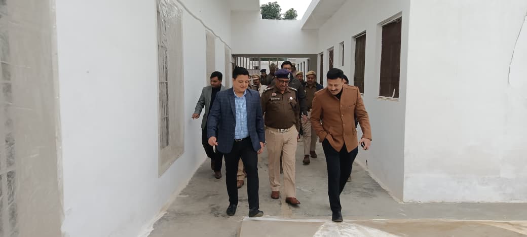 dmayodhya's tweet photo. जिला जज महोदय श्री रणंजय वर्मा, पुलिस अधीक्षक ग्रामीण श्री बलवंत चौधरी व जेल अधीक्षक के साथ जिला कारागार का निरीक्षण किया गया। निरीक्षण के दौरान जिला कारागार में निरूद्ध सभी बन्दियों, पाकशाला रसोई घर में साफ-सफाई व भोजन, पेयजल आदि की व्यवस्थाओं के बारे में जानकारी प्राप्त की गयी। https://t.co/M0qhJZkKFj