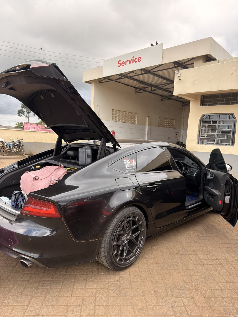 Nyahururu. Bonge la roadtrip hii. Ferrying 350 cabbages.