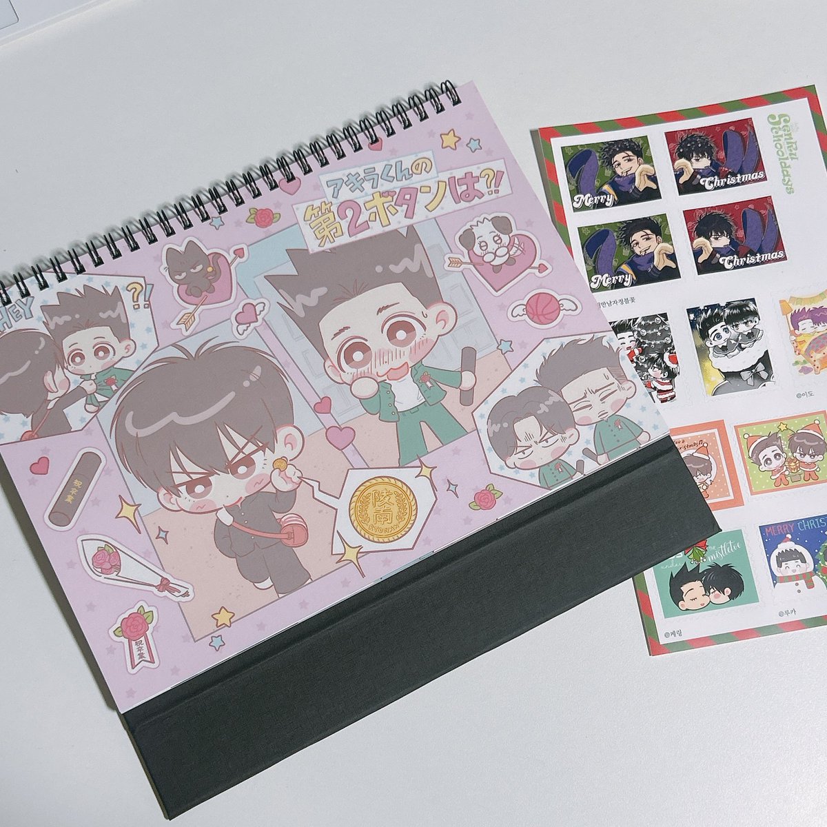 달력 택배 이제서야뜯어본거실화😂
작년에 이어 올해도 참여할 수 있어서 영광이었구 다른 작가님들의 아름다운 그림들 한 장 한 장 모두 너무 아름답네요😭👍
주최님의 간식 선물 너무 맛있고 센스있는 연보라색 양말까쥐😭 감사합니다🫶
2026 센루달력과 함께라면 새해에는 행복만 가득할거같아~✨