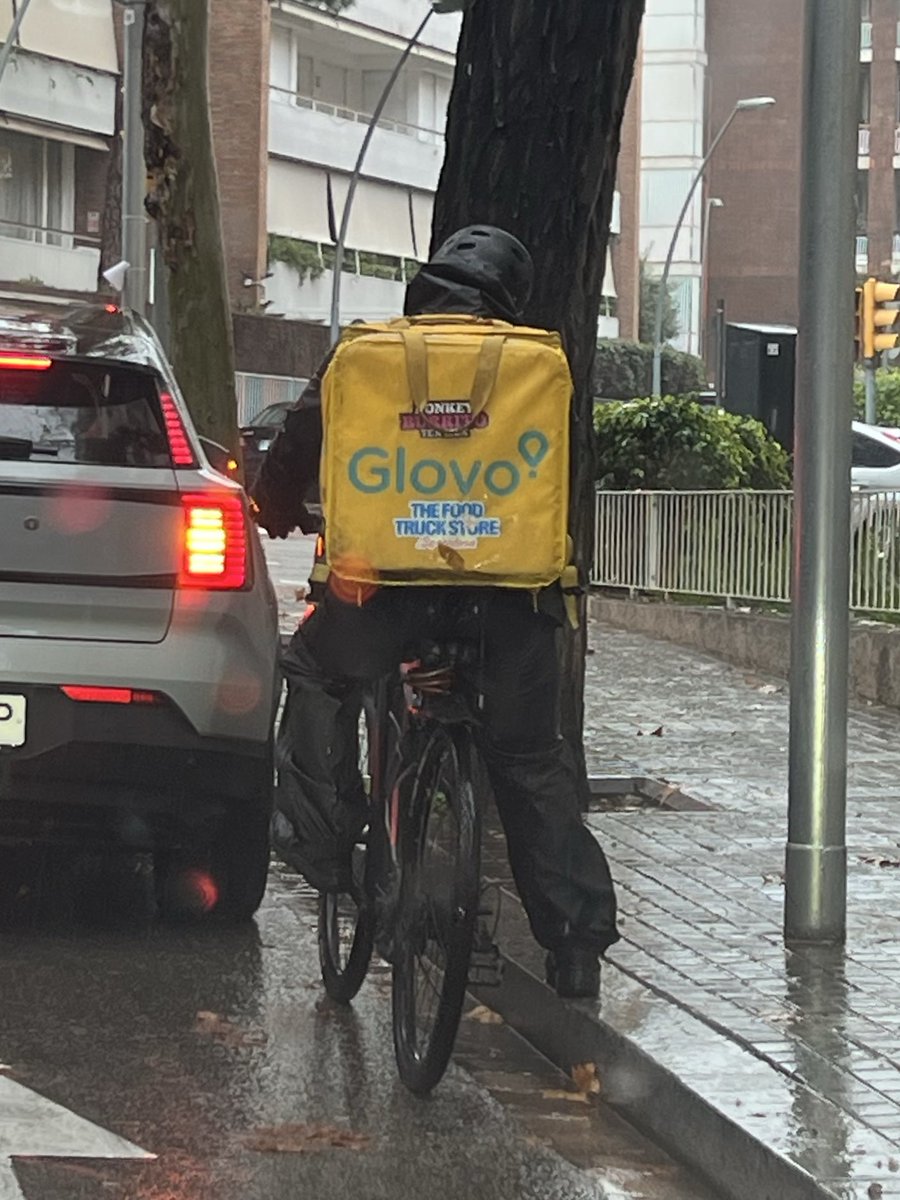 Si amb aquesta pluja et demanes un <a href="/glovo/">Glovo</a>, ets una mala persona.