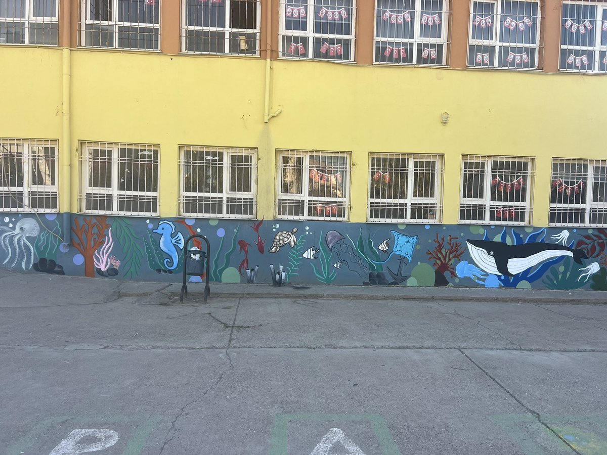 Öğrencilerin hayal dünyasına hitap eden rengârenk figürlerle süslenen duvarlar, okul ortamına canlılık kattı.
Yapılan çalışmalarla ilkokul öğrencilerinin mutlu olması ve sanata olan ilgilerinin artırılması amaçlandı.🙏🙏
<a href="/akadirgms/">Abdulkadir Gümüş</a> 
<a href="/KiziltepeKymlk/">T.C. Kızıltepe Kaymakamlığı</a> 
<a href="/AydSattam/">Sattam Aydın</a> 
<a href="/kiziltepemem47/">Kızıltepe İlçe Milli Eğitim Müdürlüğü</a>