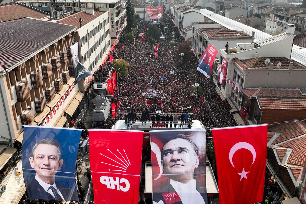 Genel Başkanımız Özgür Özel, Edirne’de Saraçlar Caddesi üzerinde düzenlediğimiz ‘Millet İradesine Sahip Çıkıyor’ eyleminde vatandaşlara hitap etti.

"Senin garantin Cumhuriyet’tir. Senin garantin bu Cumhuriyet’in kurucusudur. Baba evinin tapusu bir kişiye kayıtlıdır. O da Gazi