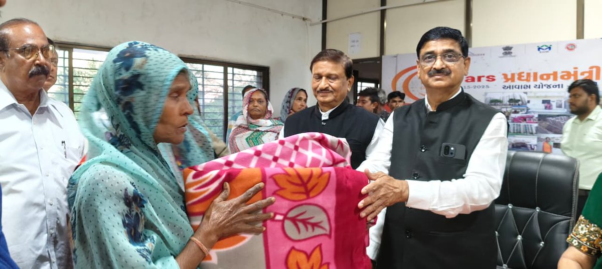 આજરોજ છોટાઉદેપુર નગરપાલિકા ખાતે સ્વ. ડૉ.કનુભાઈ શાહ પરિવાર દ્વારા નગરના અંદાજે ૭૦૦ જરૂરતમંદ પરિવારોને ધાબળા વિતરણનો માનવીય અને સેવાભાવી કાર્યક્રમ યોજાયો.

સેવાની આ નિષ્કપટ ભાવના અને સમાજ પ્રત્યેની સંવેદનશીલતા બદલ શાહ પરિવારને હૃદયપૂર્વક અભિનંદન તથા વંદન..!