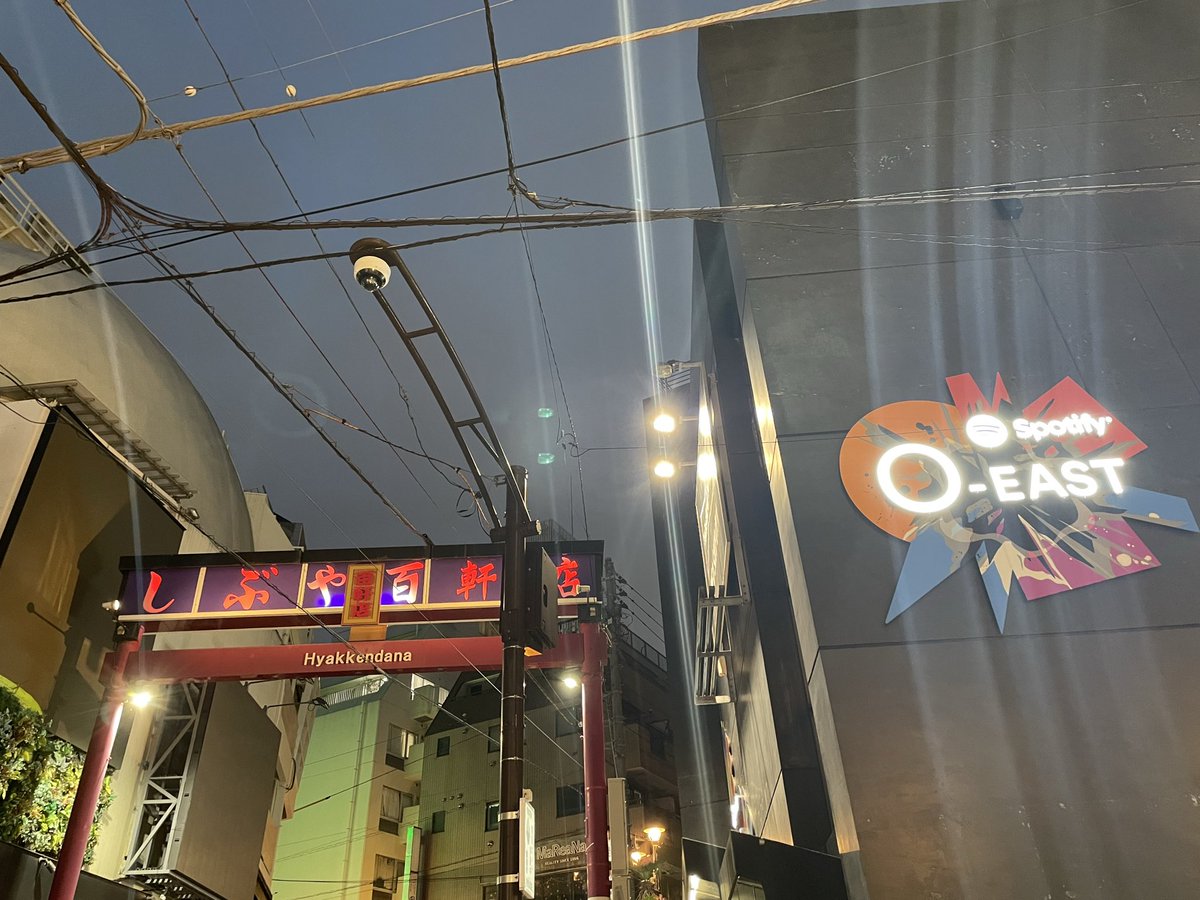 milezodeveso's tweet photo. 今年は20年振りのイースタンユース。
街の底新宿歌舞伎町と、爆音列島ファイナル、底なんかとっくに抜けきっている渋谷。
これでいいのだ、と思えないからイースタンユースを聴き続けているのだろうが、今年の締めのライブがイースタンユースで、これはこれでとてもいいのだ。 https://t.co/4Q4xXaULNN