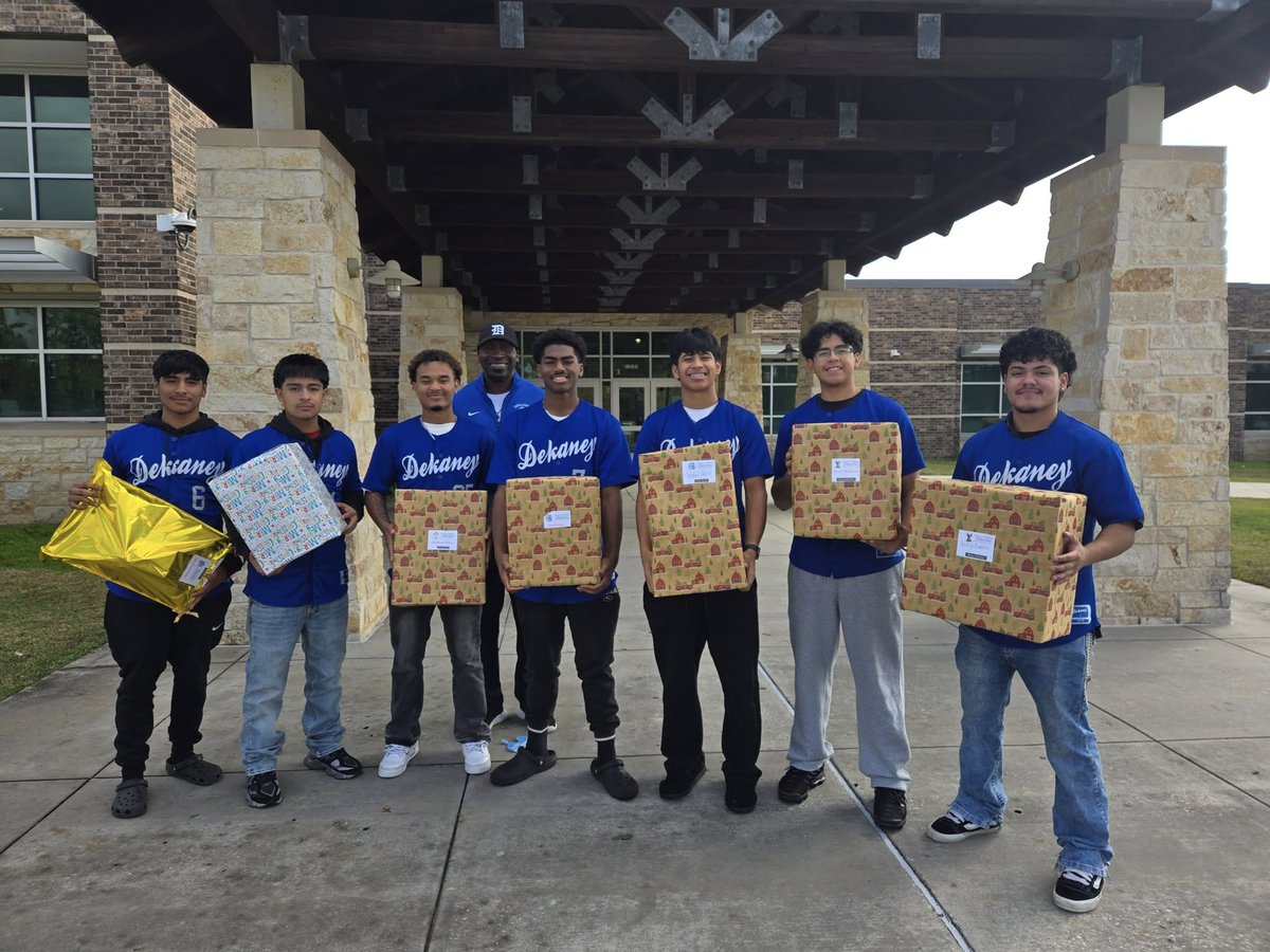 DekaneyBaseball's tweet image. @DekaneyATs  Toy Drive! Wishing you all a Merry Christmas!