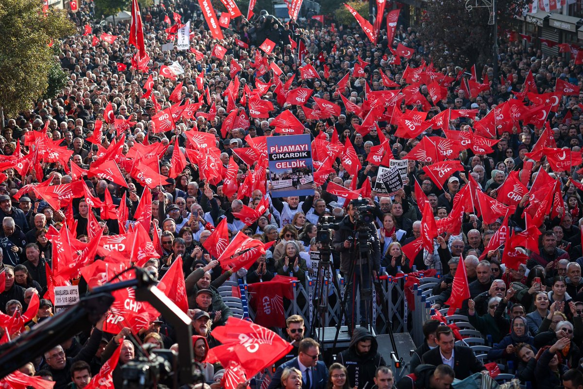 76. eylemimizde Edirne’deydik. 

Milletle yüz yüze, omuz omuza, birbirimizin gözünün içine bakıyoruz. 

Bozuk düzeninizden korkmuyoruz!