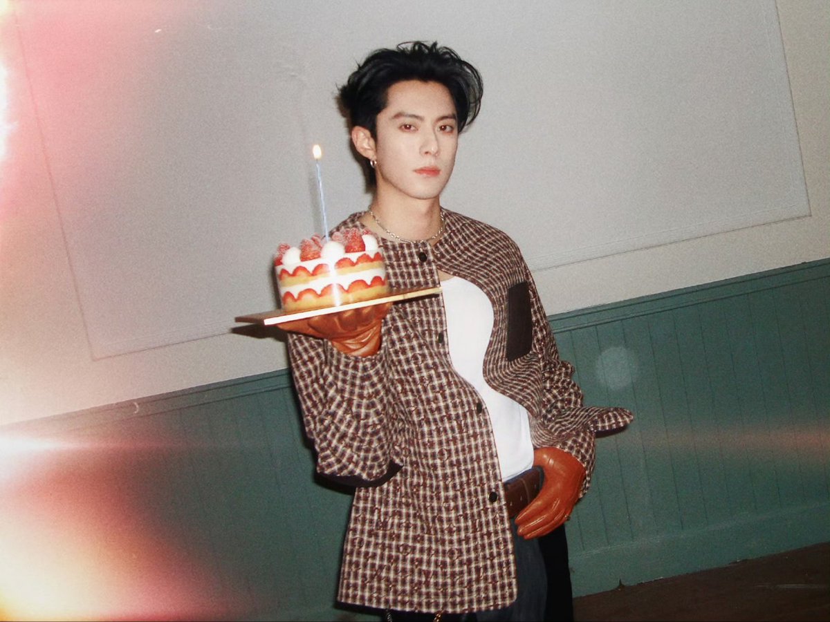 SENGNAKHONE4's tweet photo. มีคว���มสุขมากๆนะตี๋💜🎂#DylanWang #หวังเฮ่อตี้ #สุขสันต์วันเกิด #dylan_wang_1220 #dylan_wang /20/12/2025 https://t.co/E5xHnkWhOw