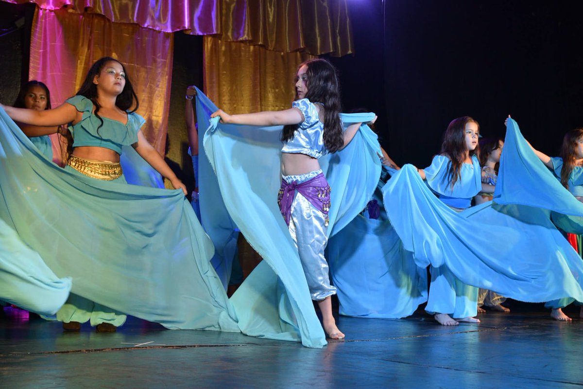 CIERRE DEL TALLER DE DANZA ÁRABE Y MAQUILLAJE 
Cada grupo brilló en escena con coreografías dinámicas y una excelente puesta visual acompañada por vestuario y maquillaje preparados especialmente para la jornada, con el esfuerzo de los docentes, equipo, padres y estudiantes.