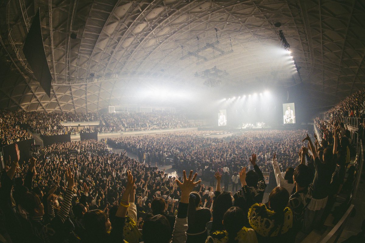 YojiNoda1's tweet photo. 香川Day1
さいこーだったなぁ、四国の空気が一杯に満ちていてさいこーだったなぁ。会場の目の前が海で、気持ちよくて（明日は、、雨、？）。
終わってから気づいたけどクリスマスっぽい話ゼロで終わったね。俺ららしい。
明日もよろしくお願いします。
たまるかぁステッカーいいでしょ！ファンの子にもらった🌹