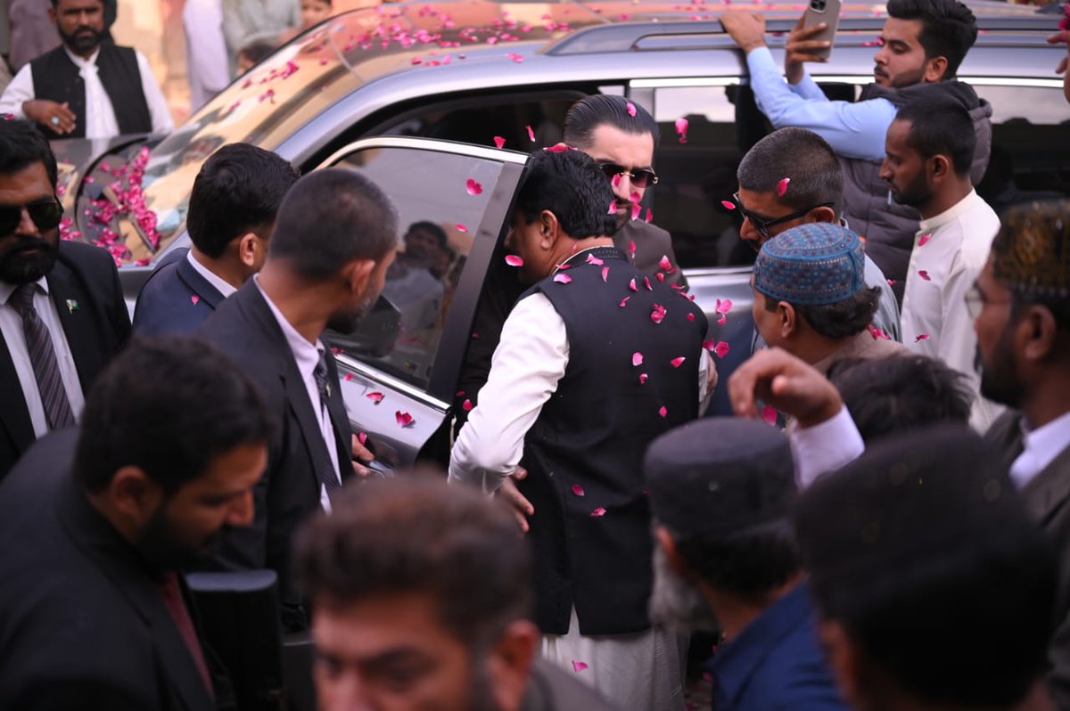 AijazPanhwarP's tweet image. پاکستان پیپلز پارٹی کے رہنما راول شرجیل میمن نے ھالا میں سندھ میمن اتحاد کے ممبر حسین میمن کے بھائی کی شادی میں شرکت کی۔ 🎉🤝
#PPP #Hala #SindhUnity 
@rawalsharjeel