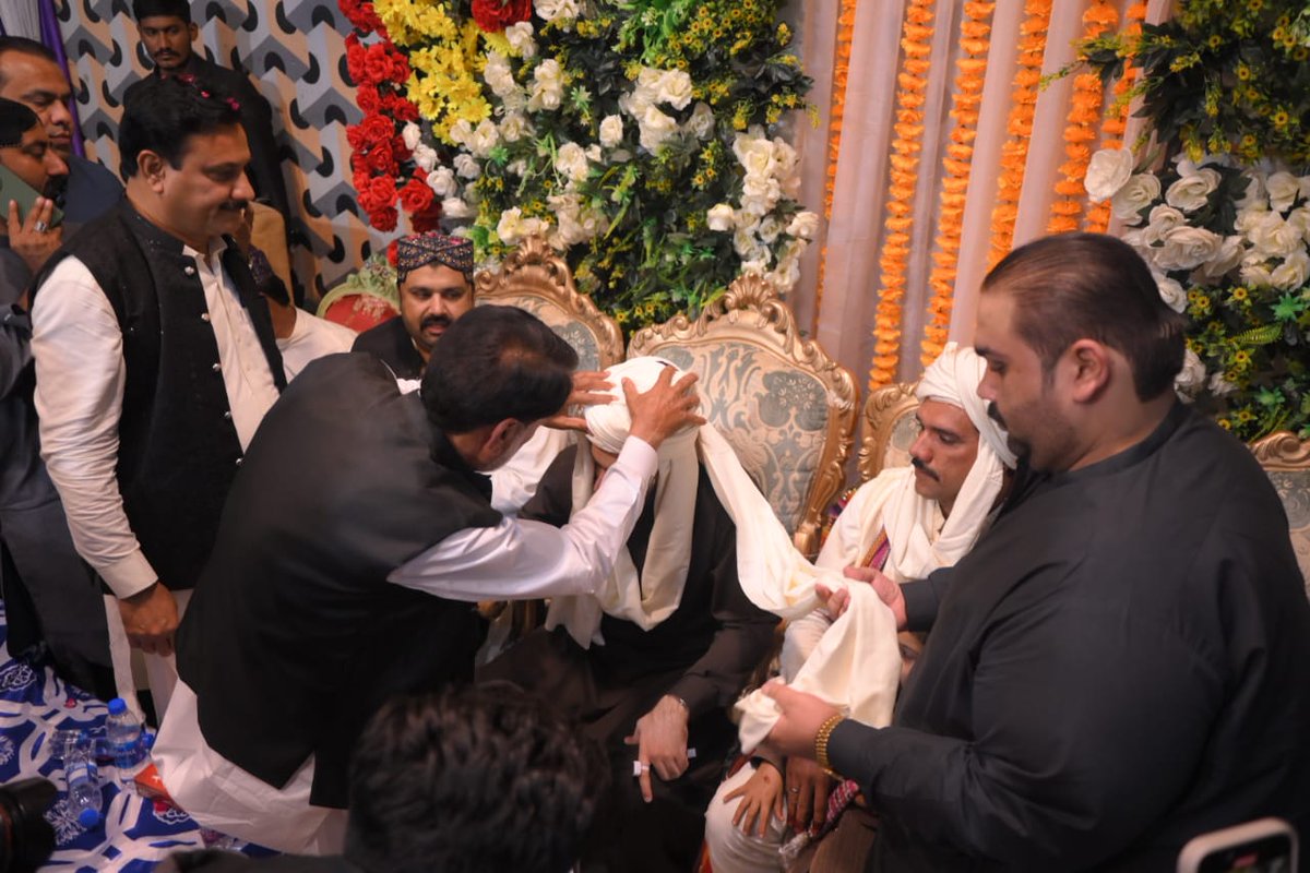 AijazPanhwarP's tweet image. پاکستان پیپلز پارٹی کے رہنما راول شرجیل میمن نے ھالا میں سندھ میمن اتحاد کے ممبر حسین میمن کے بھائی کی شادی میں شرکت کی۔ 🎉🤝
#PPP #Hala #SindhUnity 
@rawalsharjeel