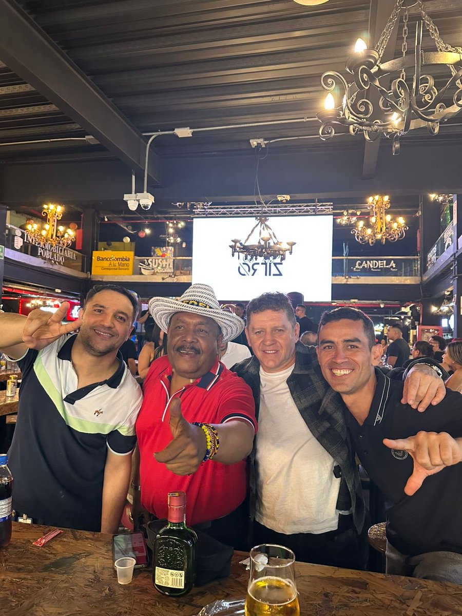 Ambiente de confraternidad en la fiesta de despedida del 2025 en ⁦<a href="/rcnradio/">RCN Radio</a>⁩ de Medellín. Leonardo Estrada, Jorge Eliécer Torres, El Bambino Henao y La Fuerza Paisa, Yoni Gutiérrez. Dios los bendiga por ser tan excelentes profesionales. Felicidades para todos!