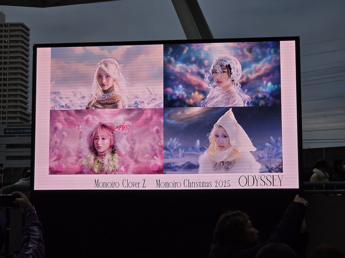 ももクリ行ってきました。もう今日はとにかく「idola」に尽きたなぁと。自分Jpopの枠から飛び出た時のももクロがすげぇ好きだ、ってのを思いっきり思い出させてくれた。5thツアーの頭の「Neo STARGATE」で度肝を抜かれた時ぐらいの曲と演出のインパクト。今日見れて本当に良かった！
#ももクリ2025
