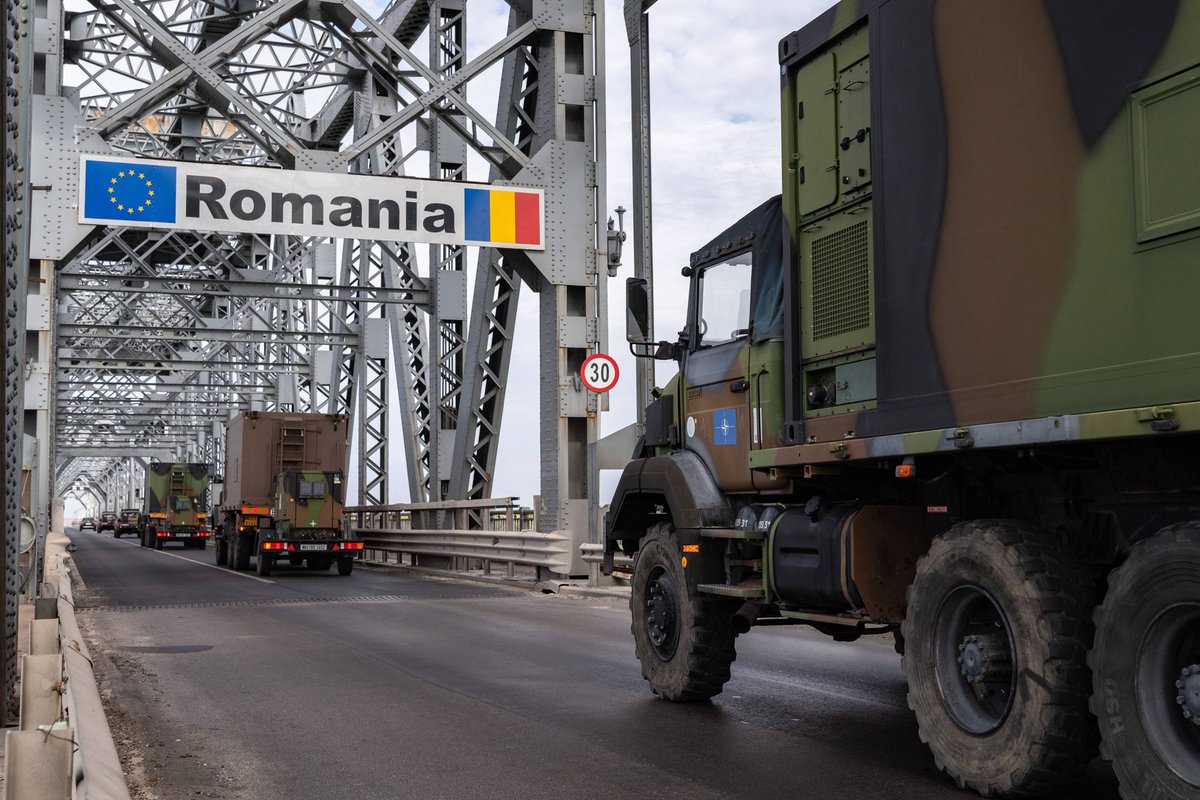CerfiaFR's tweet photo. 🇫🇷🇷🇴 FLASH | Déployés en Roumanie, quatre soldats français du 503e régiment du Train ont SAUVÉ la vie d’un conducteur roumain après un grave accident sur l’autoroute A3.

Ils sont intervenus immédiatement pour briser la vitre du camion à mains nues et extraire la victime malgré une fuite de carburant, tout en régulant la circulation afin d’éviter un suraccident.

Ils ont été DÉCORÉS par les autorités roumaines.