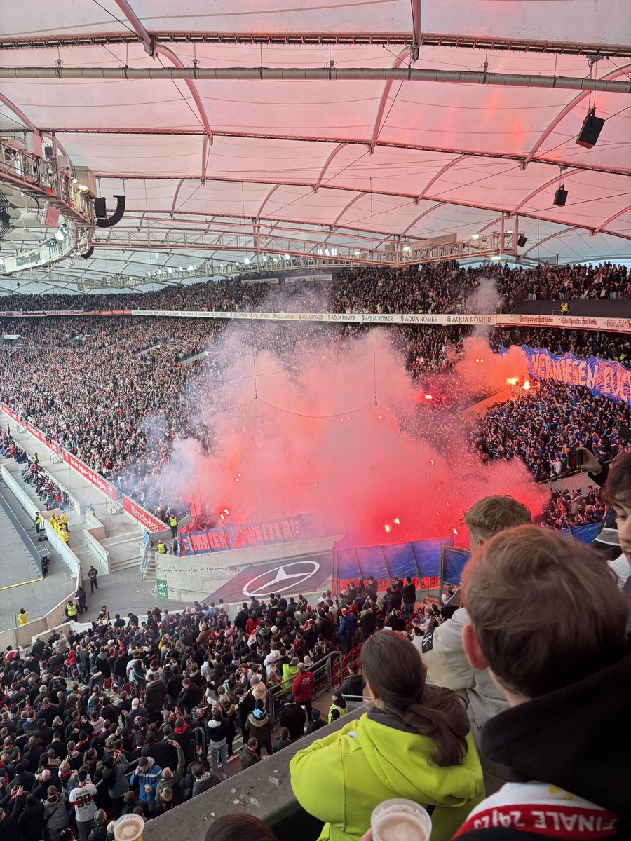 Rotes Pyro weil sie gerne wären wie wir die dummen Bastarde