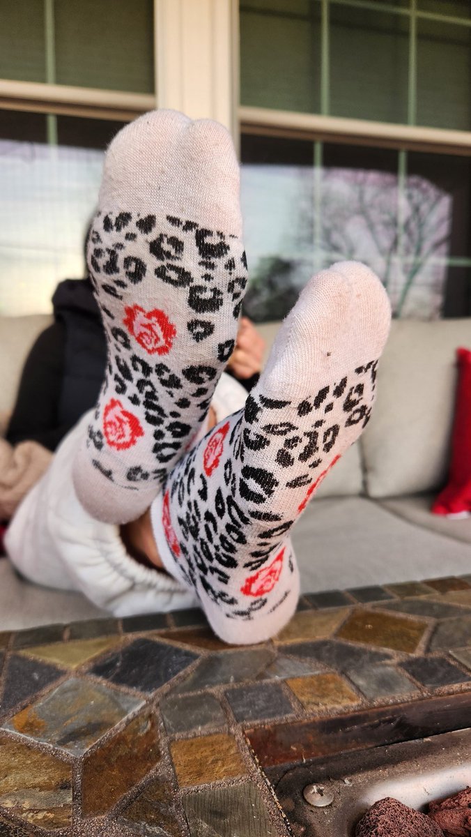 My 🌸Mini Me stunk these up yesterday....so I'll finish them off today 💁🏻‍♀️🧦😷
.
.
#stinkysocks #socksgirl
