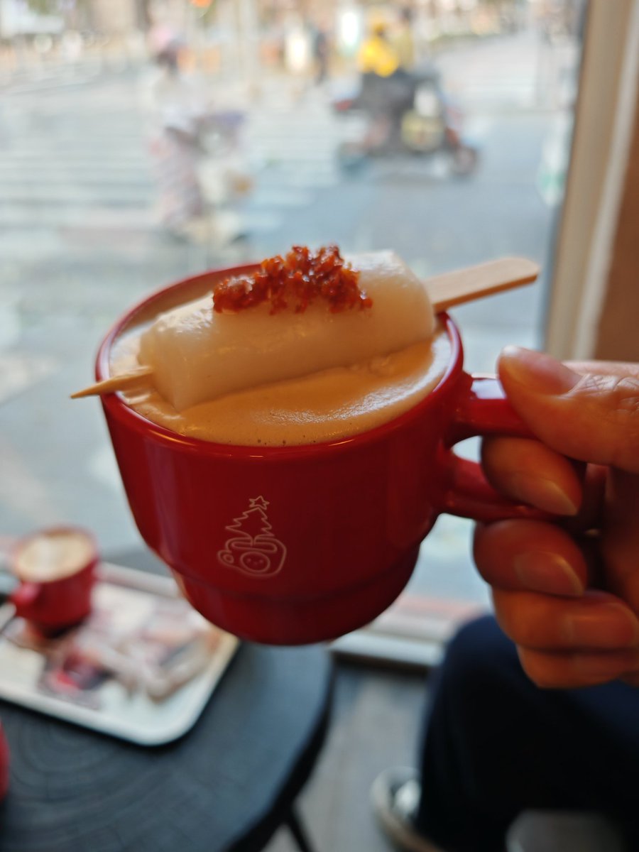 Ricky123_Hsu's tweet photo. sunny day  across a show 
and a surprised coffee with niangao https://t.co/3yKsoyHQfg