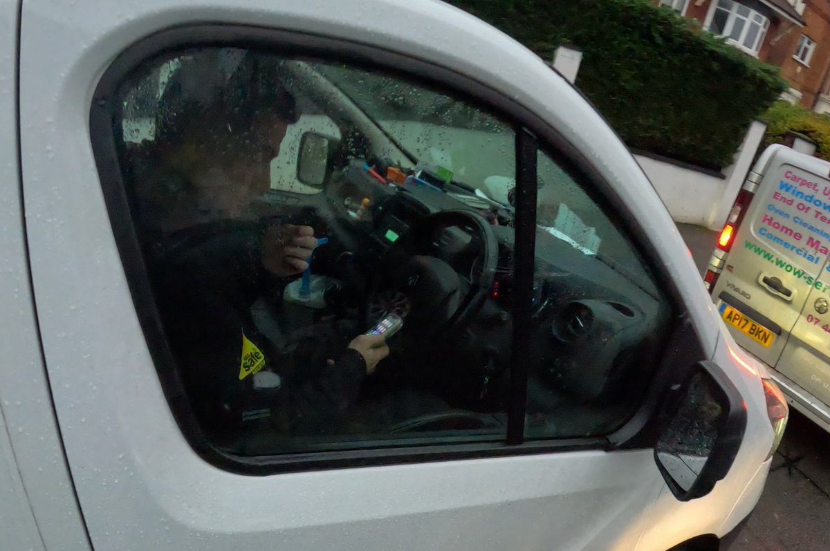 MikeyCycling's tweet image. I caught 4 drivers on the way to Gavin Kiernan's sentencing. It seems traditional to catch a bunch more lawbreakers when going to court. Here's another idiot with an unrestrained dog in his lap. Two other drivers running red lights, and this other gas plumber on his phone.