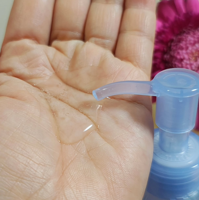 sugayo's tweet photo. ウルジェム 蜜水感クレンジングセラムは肌馴染みがよく、刺激感もありません👍メイクとなじませると摩擦を感じることなくすっきりメイクを浮き上がらせてくれます👏しっとりとした使い心地ながらも、すっきり感もあるのが、いい感じ。#クレンジング#ウルジェム蜜水感クレンジングセラム#インナードライ https://t.co/2ztGLYnxsZ